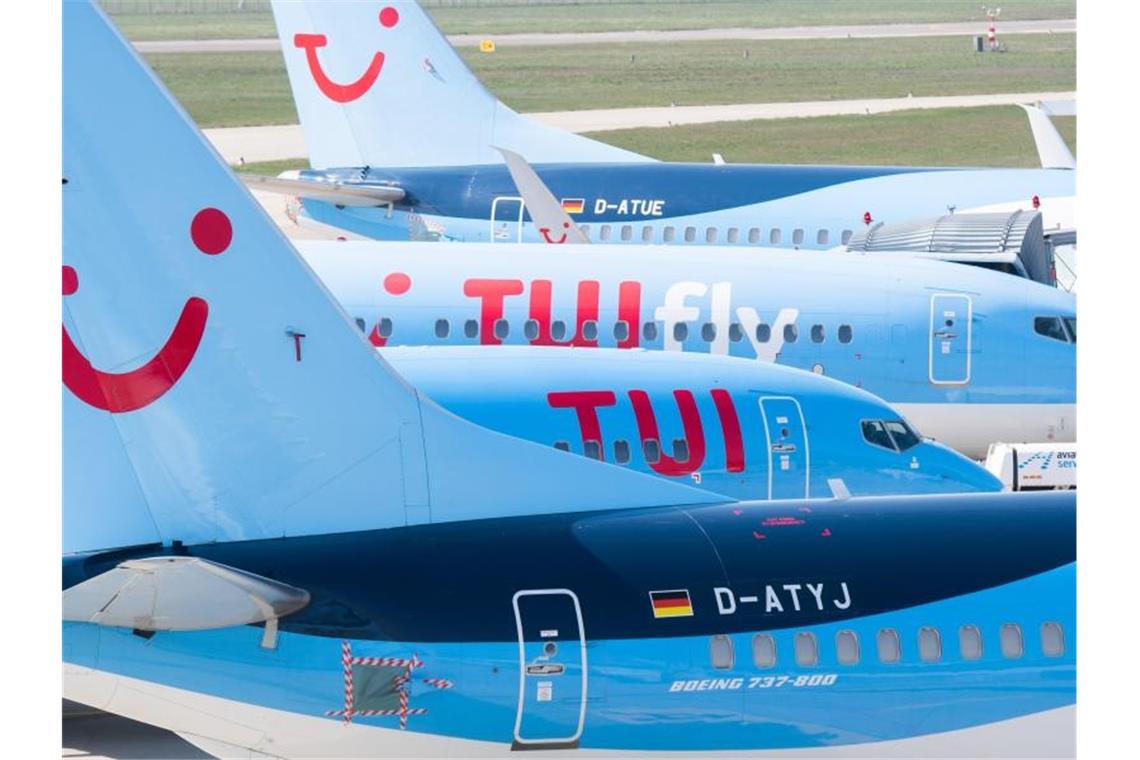 Flugzeuge von Tuifly parken am Flughafen Hannover-Langenhagen. Das Reiseunternehmen ist seit Beginn der Corona-Krise finanziell schwer angeschlagen. Foto: Julian Stratenschulte/dpa