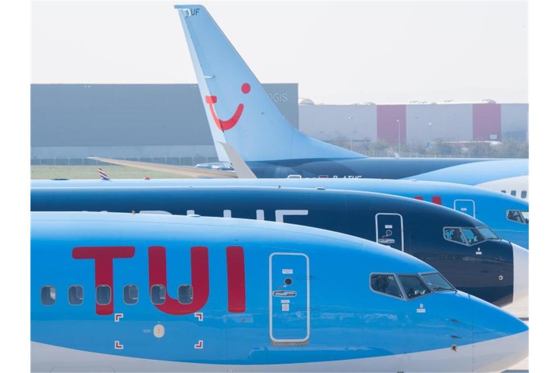 Die Sorgen fliegen mit: Spar-Stress bei Tuifly Flugzeuge von Tuifly parken am Flughafen Hannover. Foto: Julian Stratenschulte/dpa