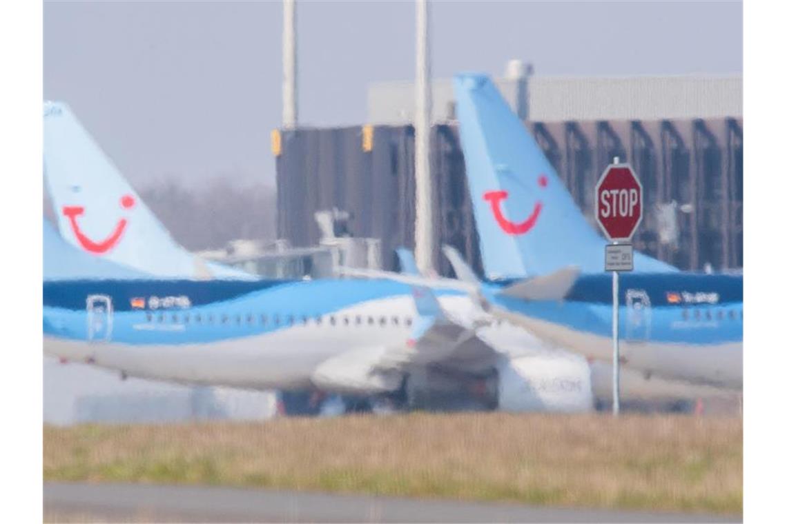 Flugzeuge von Tuifly parken am Flughafen Hannover. Foto: Julian Stratenschulte/dpa