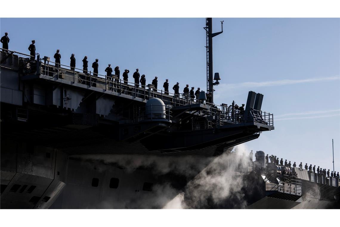 Flugzeugträgers USS George H.W. Bush legt ab