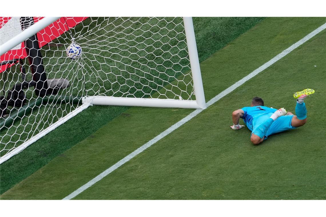 Früherer Fluminense-Azubi schießt Chelsea ins Finale Fluminenses Torwart Fabio kann den Schuss von Chelseas João Pedro nicht abwehren. Der 44-Jährige fliegt ins Leere.