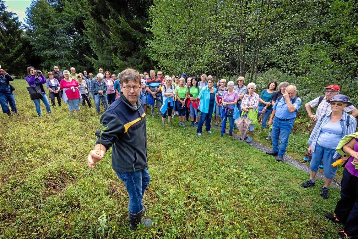 Oppenweiler hat Natur- und Hochwasserschutz im Blick Förster Hans-Joachim Bek hat beim Wandertag als Experte für Forst und Waldrefugien ausgeholfen. Fotos: Alexander Becher