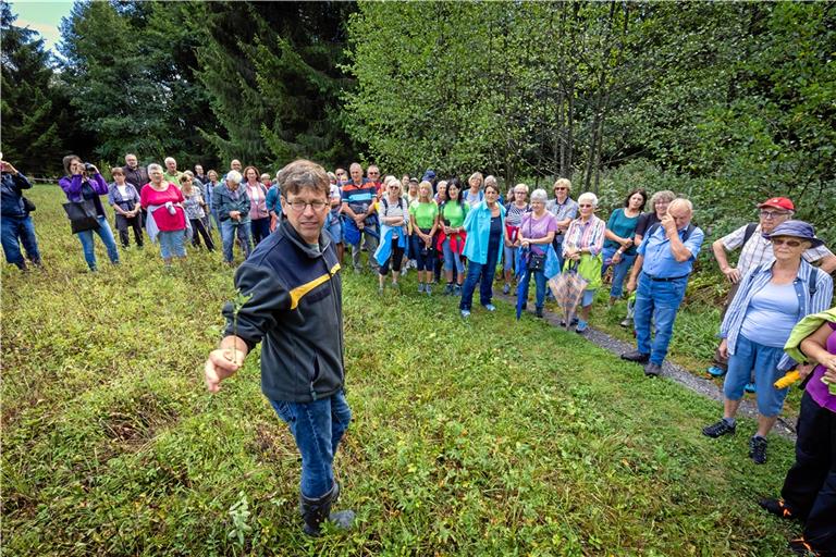 Förster Hans-Joachim Bek hat beim Wandertag als Experte für Forst und Waldrefugien ausgeholfen. Fotos: Alexander Becher