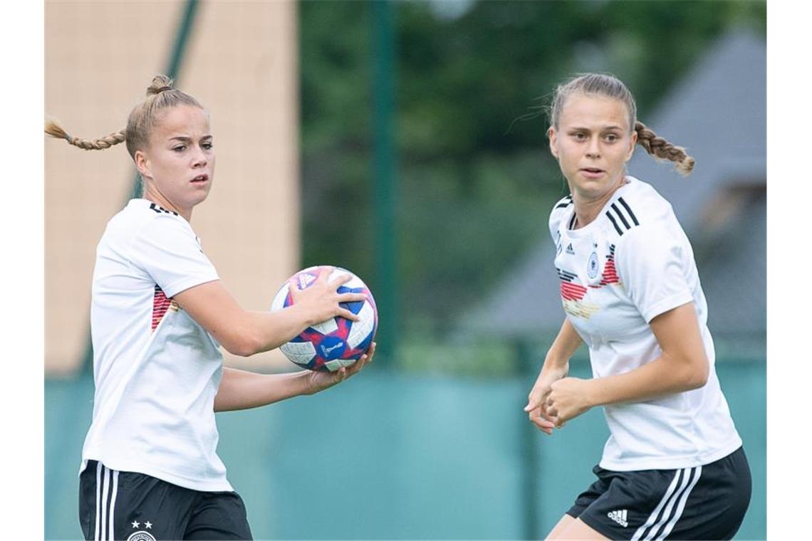 Gwinn: „Was jetzt zählt, ist der Samstag“ Fokussiert auf Schweden: Giulia Gwinn (l) und Klara Bühl. Foto: Sebastian Gollnow