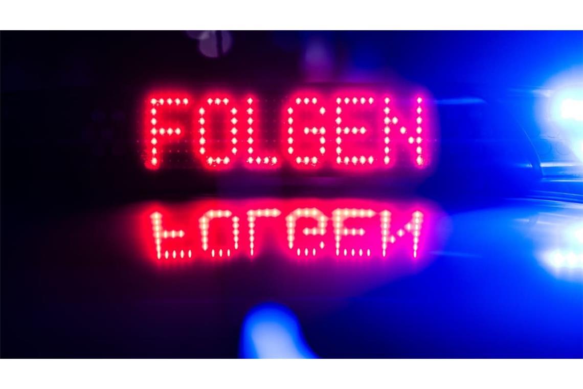 «Folgen» ist auf einer Anzeige auf dem Dach eines Polizeiautos zu lesen.