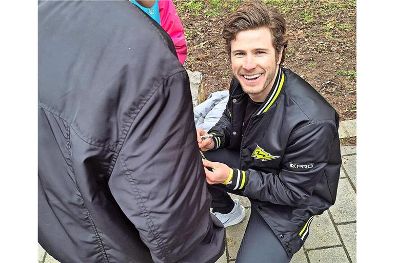 Footballer tun Gutes: Auch die Autogramme von Lasse Engel waren sehr gefragt.