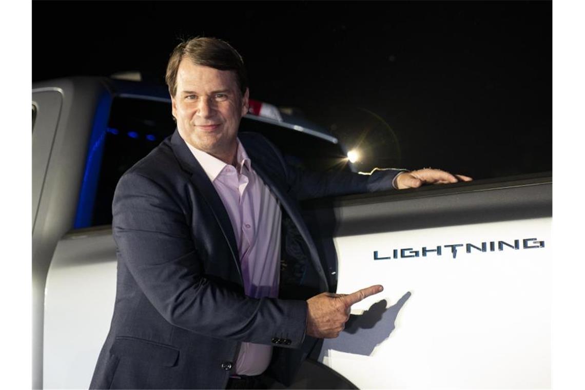 Ford-Chef Jim Farley mit der Elektro-Version des Bestsellers F-150. Foto: Dominick Sokotoff/ZUMA Wire/dpa