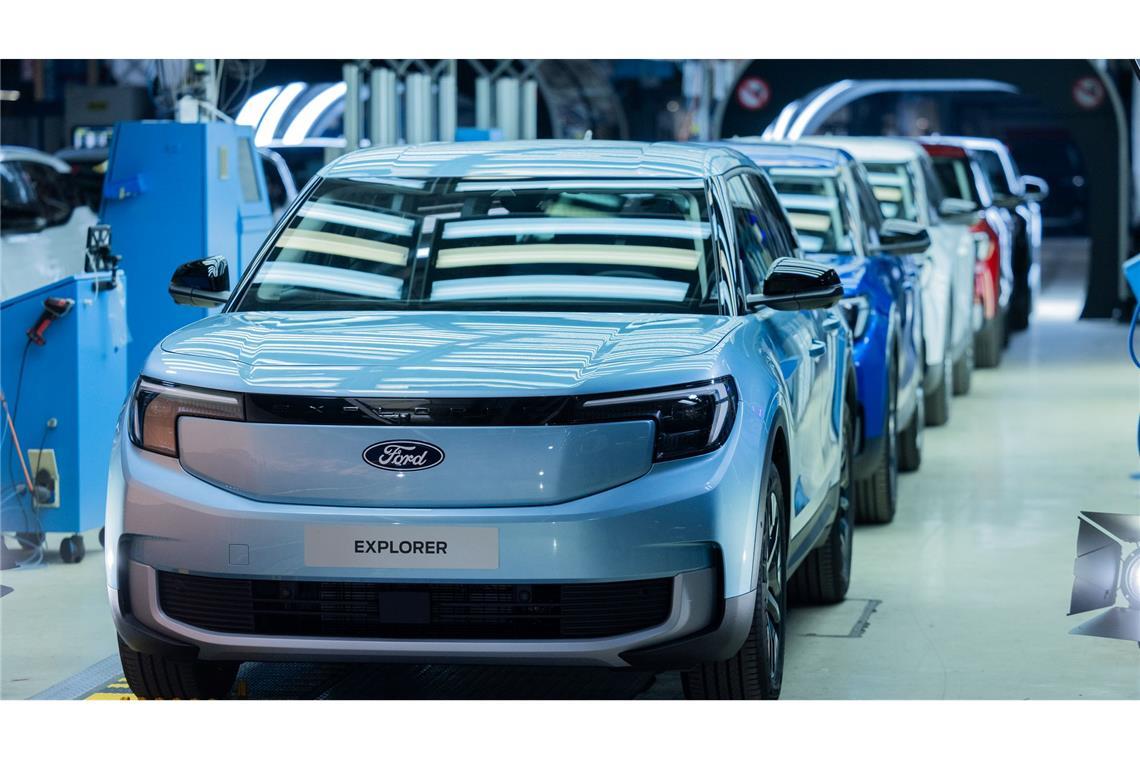 Ford-Betriebsrat fordert starkes Signal für Elektromobilität Ford Elektroautos vom Typ Explorer stehen beim Produktionsstart in der Halle. (Archivbild)
