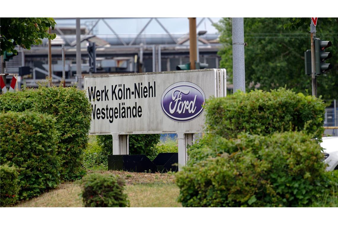 Sparkurs bei Ford: Gewerkschaft und Management einigen sich Ford-Logo an einem Werkstor des Autobauers, der in Köln noch große Flächen hat - obwohl er personell schon seit langem schrumpft.