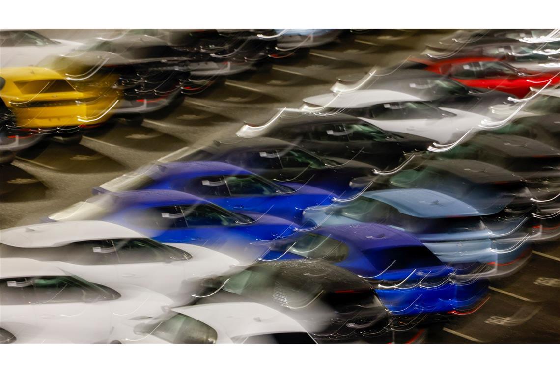 Ford-Werk in Köln: Neue Elektroautos stehen abholbereit auf dem Gelände.