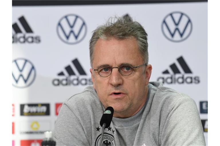 Fordert ungeimpfte Profis zur Impfung auf: DFB-Arzt Tim Meyer. Foto: Swen Pförtner/dpa