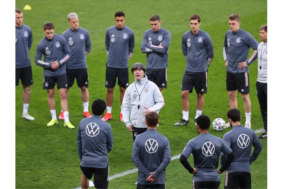 Fordert von der Mannschaft gegen Nordmazedonien voll Konzentration: Bundestrainer Joachim Löw. Foto: Stefan Constantin/dpa