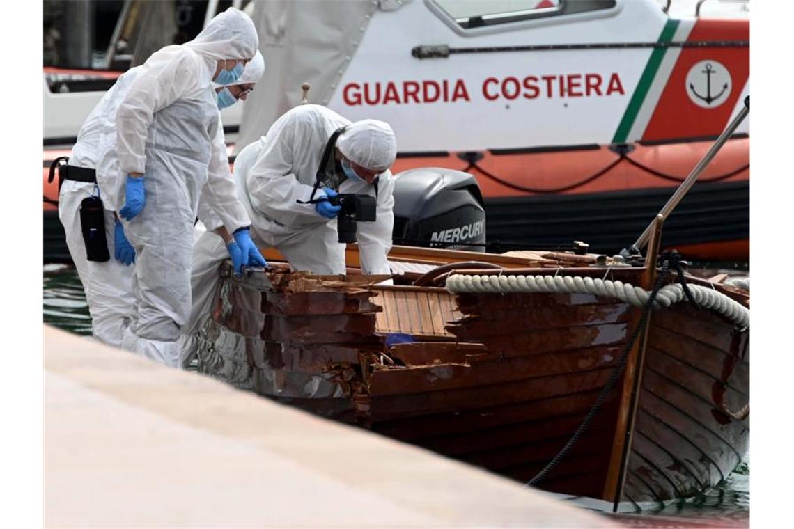 Tödlicher Bootsunfall auf Gardasee: Haftstrafen für Deutsche Forensiker begutachten im Juni 2021 den Schaden an dem Ruderboot. Jetzt sind die Unfallverursacher zu Haftstrafen verurteilt worden. Foto: Gabriele Strada/AP/dpa