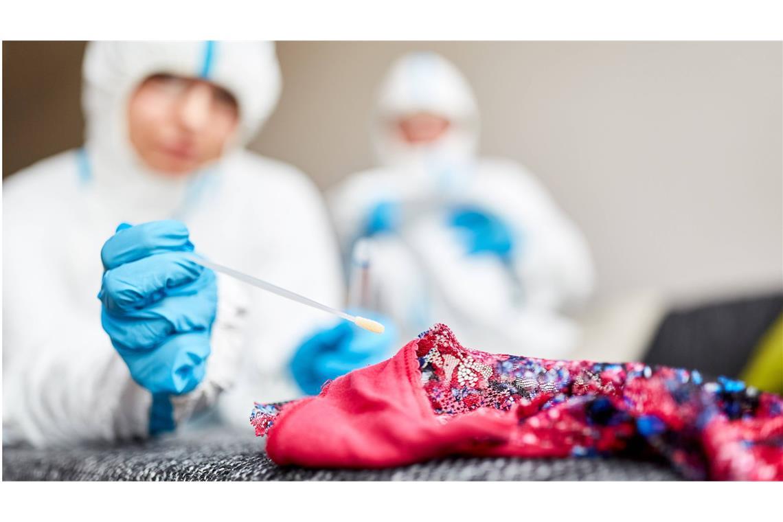 Wie Bakterien-Spuren Sexualverbrecher überführen Forensiker nehmen eine DNA-Probe an Unterwäsche nach einer Vergewaltigung (gestellte Szene).