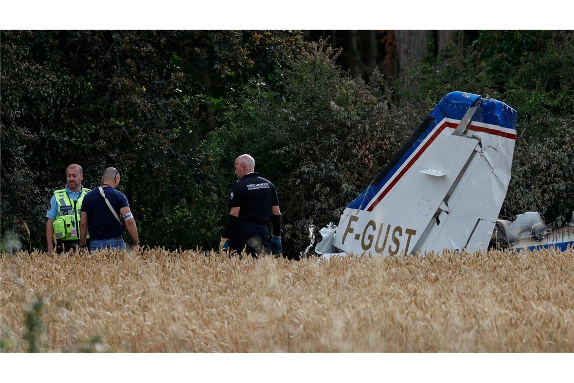 Forensiker untersuchen das Wrack einer Cessna 421 in der westfranzösischen Gemeinde La Baule.