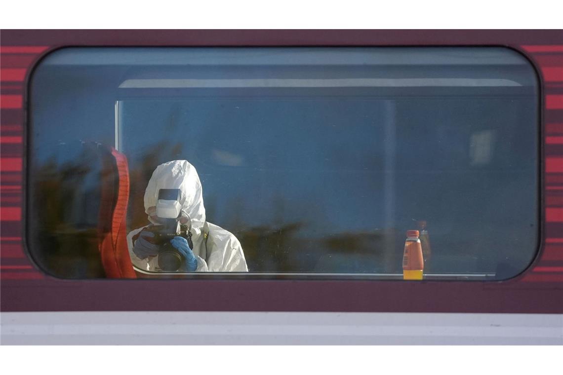 Forensiker untersuchen den Zug, in dem es zu dem verheerenden Angriff kam.