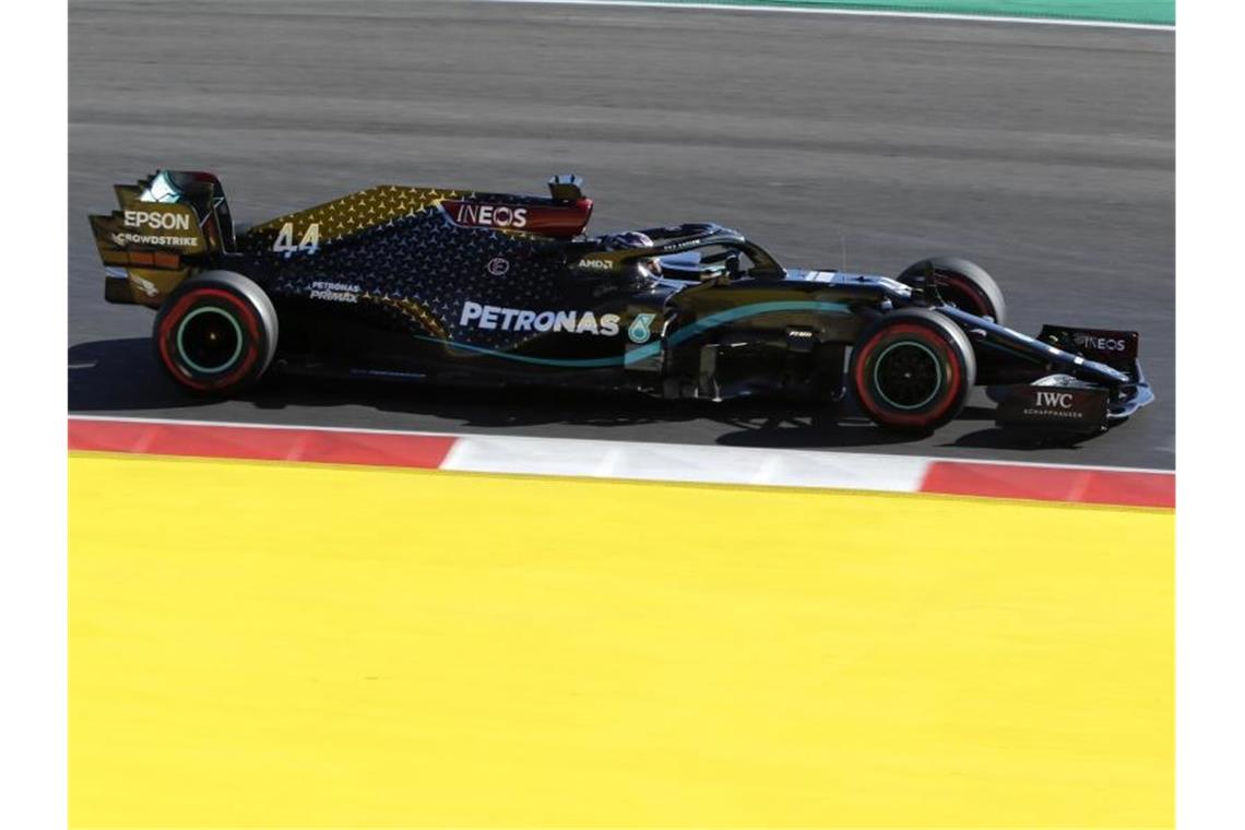 Formel-1-Champ Hamilton rechnet mit hartem Qualifying Formel-1-Superstar Lewis Hamilton will auch den Großen Preis von Portugal gewinnen. Foto: Armando Franca/AP/dpa