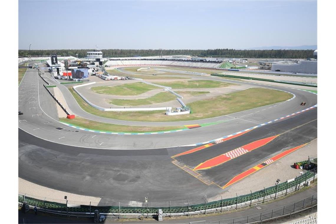 Formel-1-Wagen fahren im freien Training auf dem Hockenheimring. Foto: Sebastian Gollnow/dpa/Archivbild