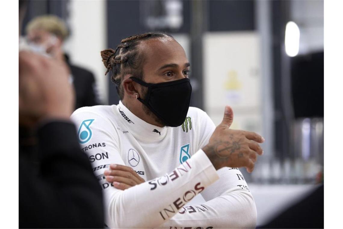 Formel-1-Weltmeister Lewis Hamilton (r) in Silverstone mit Mund-Nasen-Schutzmaske. Foto: Steve Etherington/MediaPortal Daimler AG/dpa