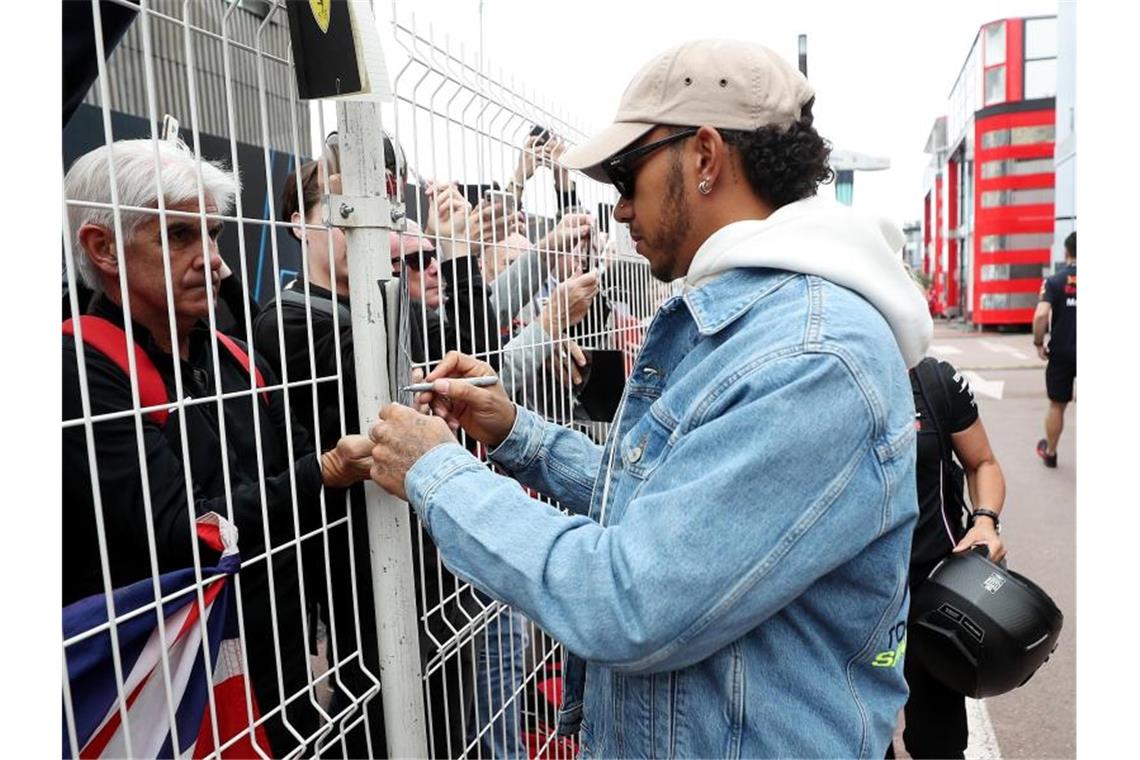 Formel-1-Weltmeister Lewis Hamilton (r) sagte seine Medientermine ab. Foto: David Davies/PA Wire