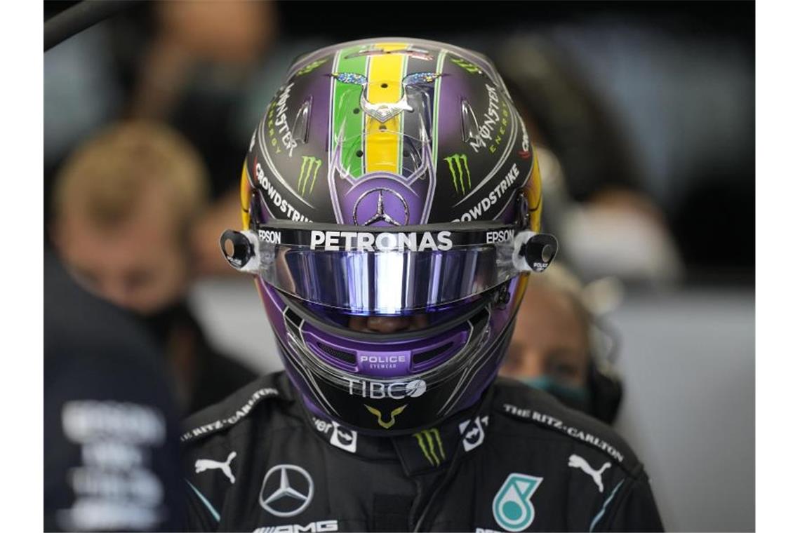 Formel-1-Weltmeister Lewis Hamilton startet beim Großen Preis von São Paulo von Rang zehn. Foto: Andre Penner/AP/dpa