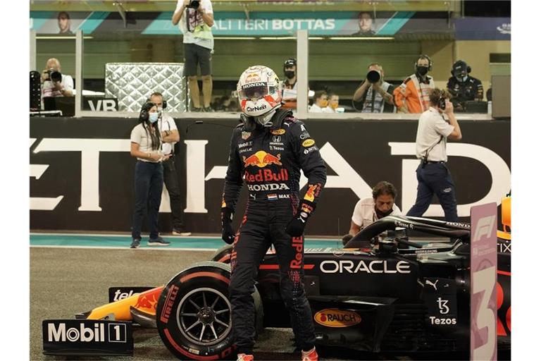 Formel-1-Weltmeister Max Verstappen steht vor seinem Rennwagen der vergangenen Saison. Foto: Hasan Bratic/dpa
