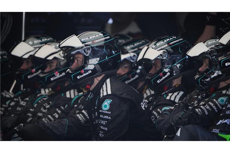 Formel-1-Weltmeisterschaft, Grand Prix von China, Sprintrennen. Die Crew des Mercedes-Piloten George Russell aus Großbritannien wartet während des Sprintrennens.