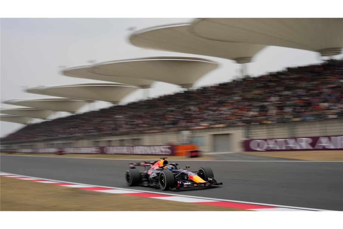 Formel-1-Weltmeisterschaft, Grand Prix von China: Red-Bull-Pilot Max Verstappen aus den Niederlanden steuert sein Auto.