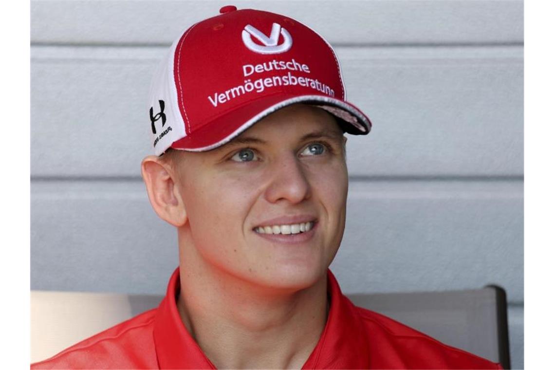 Formel-2-Weltmeister Mick Schumacher hat beim Formel-1-Team Haas einen Vertrag über mehrere Jahre unterschrieben. Foto: Kamran Jebreili/AP/dpa