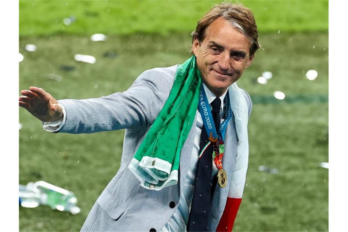 Italiens letzte „magische Nacht“ - Titel-Party in Rom Formte Italien zu Europas Champion: Trainer Roberto Mancini. Foto: Christian Charisius/dpa