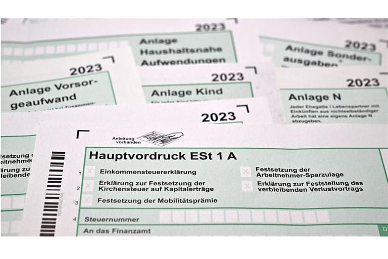 Formulare für die Einkommenssteuererklärung mit Anlagen liegen auf einem Schreibtisch: Der Bund der Steuerzahler kritisiert die staatliche Abgabenlast in Deutschland als zu hoch.