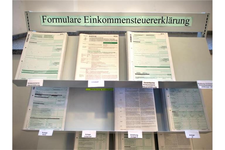 Formulare zur Einkommensteuererklärung im Dresdner Rathaus. Foto: Arno Burgi/dpa-Zentralbild/dpa