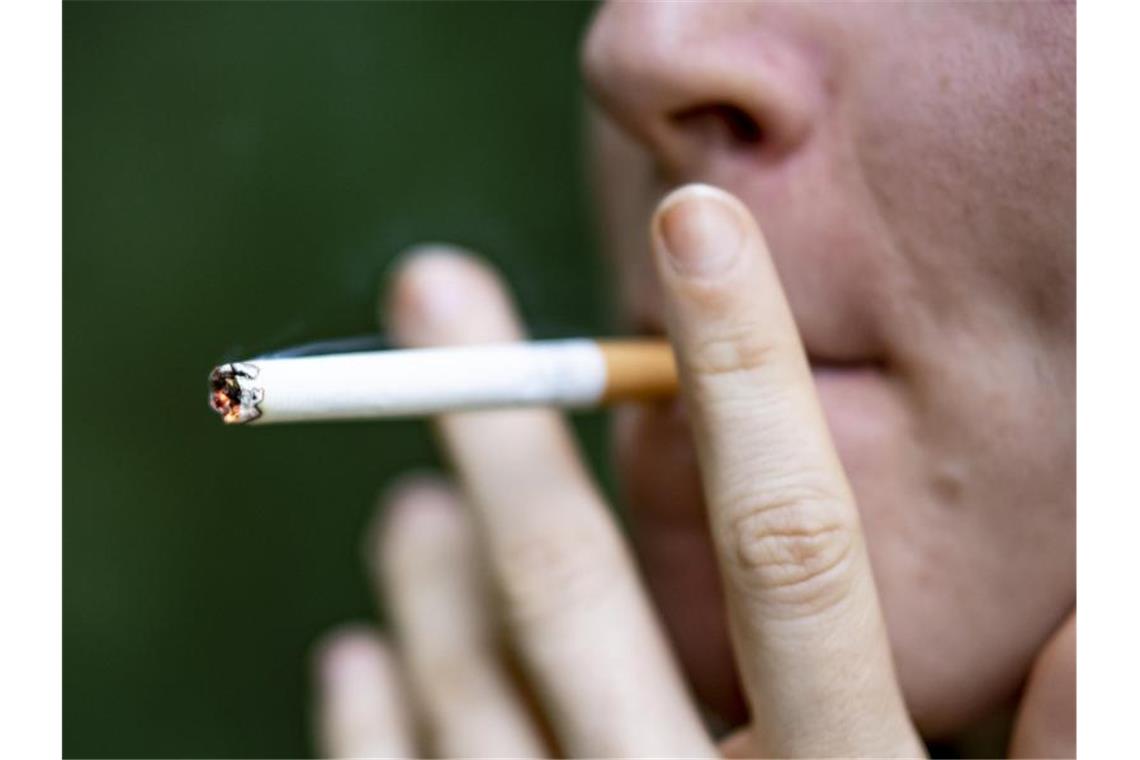 Forschende sehen einen Zusammenhang bei Rauchern und einem höheren Risiko für schwere Covid-Verläufe. Foto: Fabian Sommer/dpa