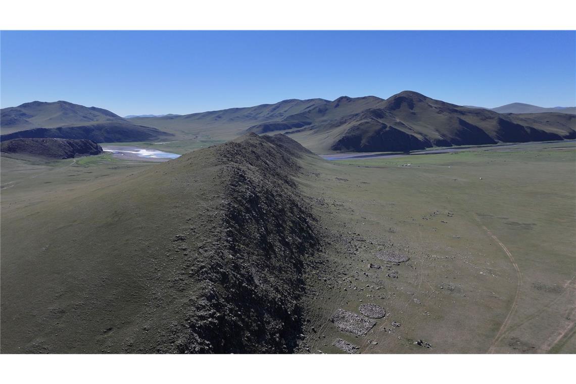 Geheimnis der Gräber: Wie Menschen in der Bronzezeit lebten Forscher haben das Gräberfeld von Maikhan Tolgoi in der Zentralmongolei untersucht. Dies ermöglicht neue Einblicke in das gesellschaftliche Zusammenleben und Bevölkerungsdynamiken in der späten Bronzezeit.