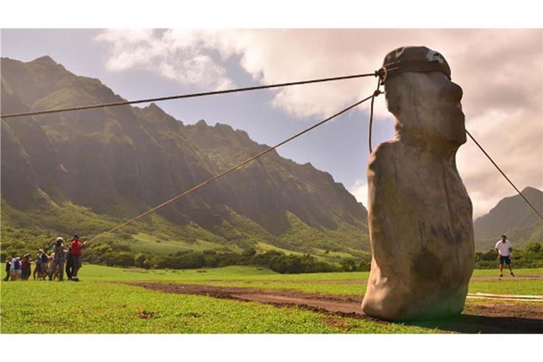 Forscher haben herausgefunden, wie die riesenhaften Moai-Statuen der Osterinsel transportiert wurden.