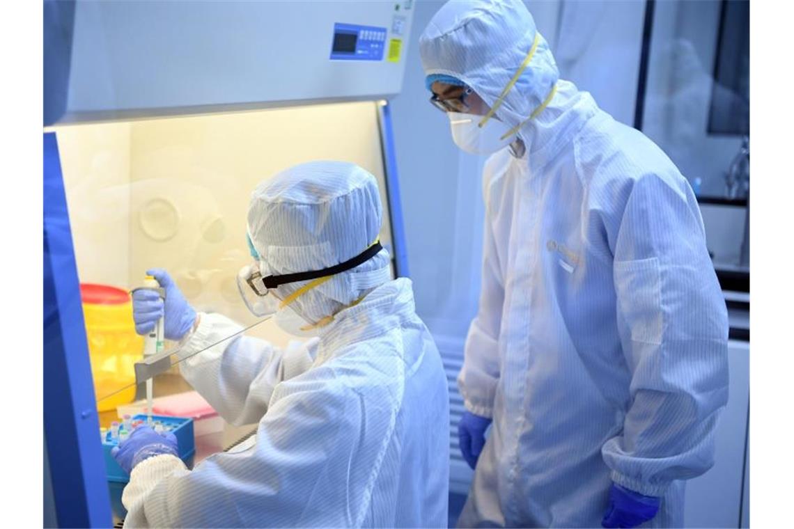 Forscher verpacken Nachweisreagenzien für das neue Coronavirus. Foto: Ma Ping/XinHua/dpa