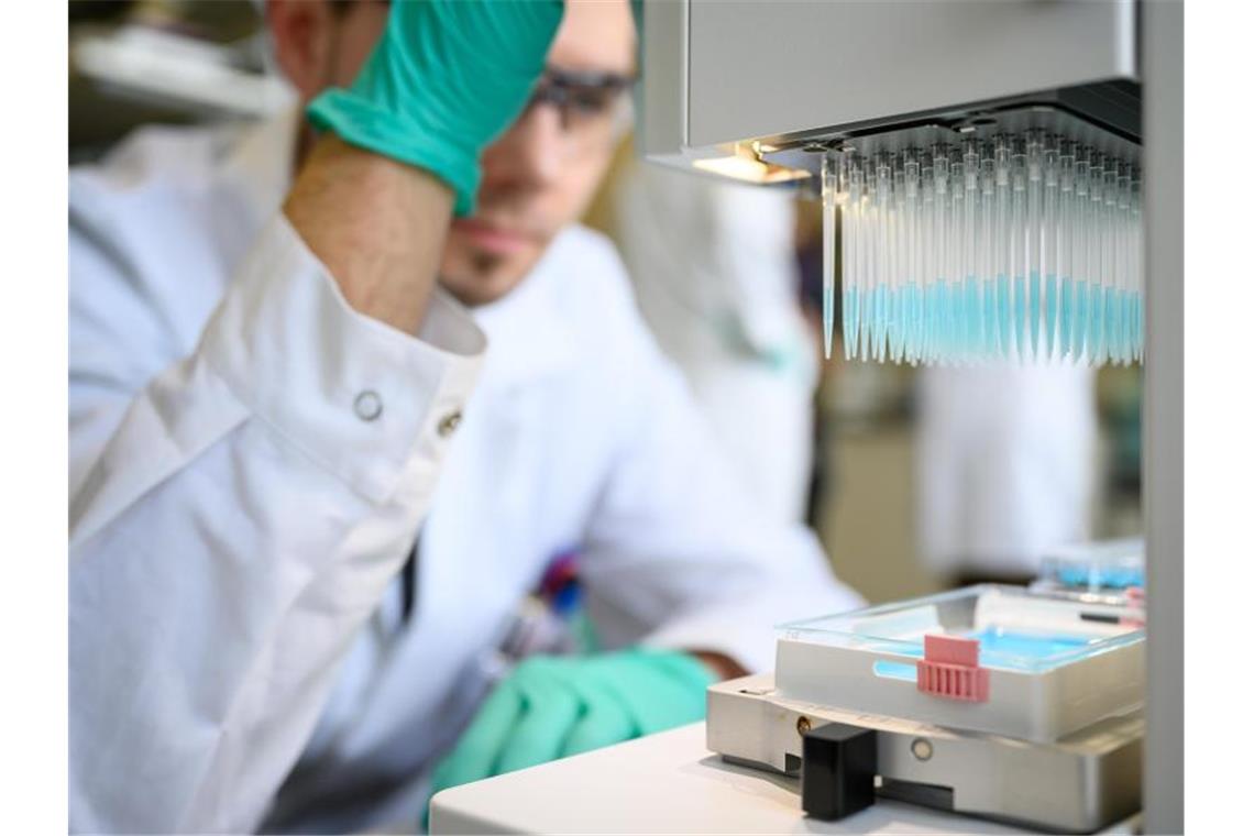 Forschung zu einem zukünftigen Corona-Impfstoff - hier in einem deutschen Labor. Foto: Sebastian Gollnow/dpa