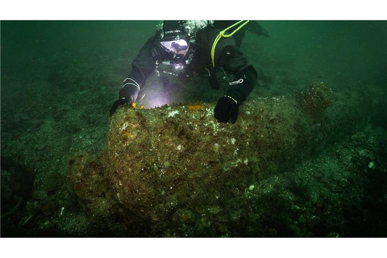 Forschungstaucher haben vor Helgoland historische britische Kanonen gefunden.