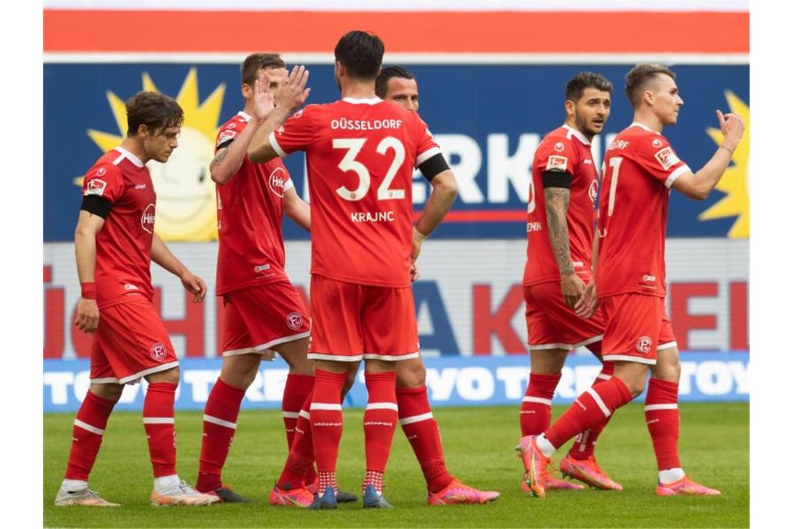 Fortuna Düsseldorf bleibt durch einen Heimsieg gegen St. Pauli an den Aufstiegsrängen dran. Foto: Bernd Thissen/dpa