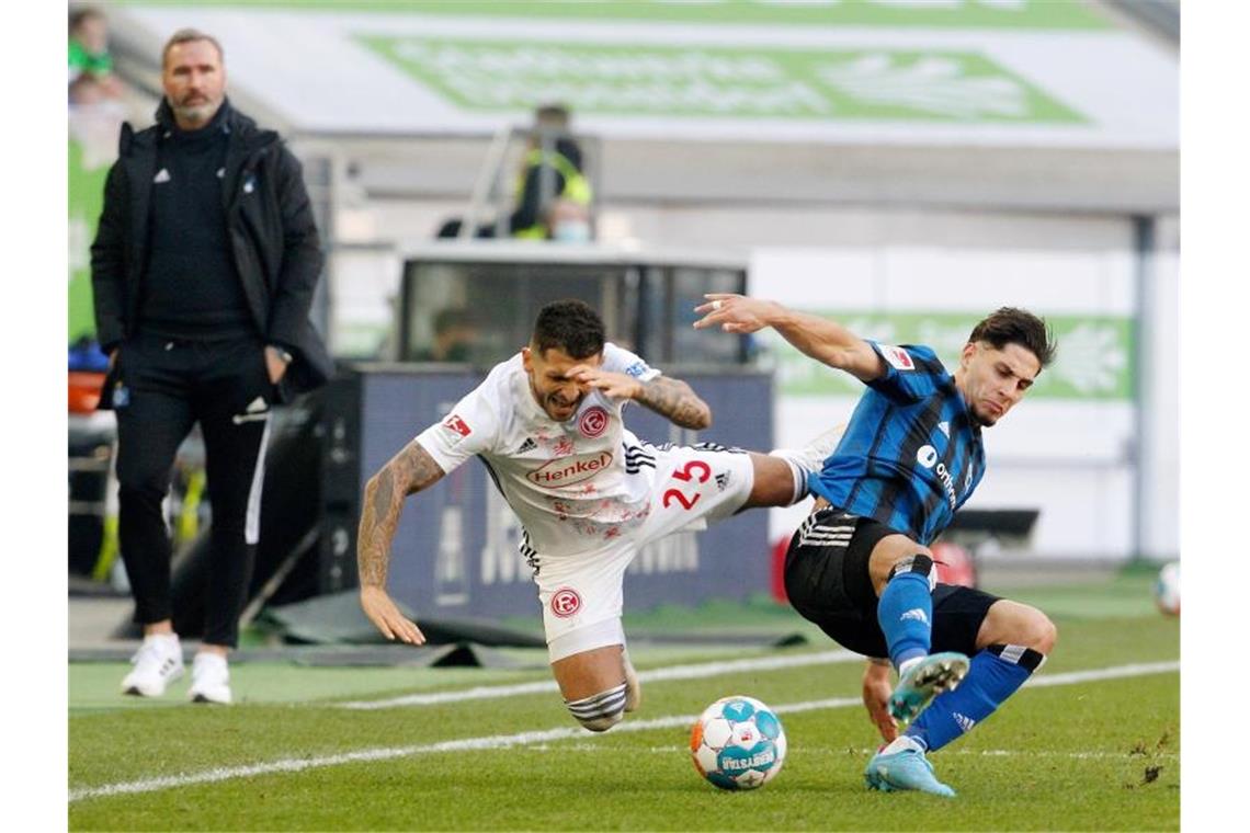 HSV vor neuem Zweitliga-Jahr - Werder und Schalke euphorisch Fortuna Düsseldorf (l, Matthias Zimmermann) und der HSV (Ludovit Reis) teilten sich mit ihren Teams die Punkte. Foto: Roland Weihrauch/dpa