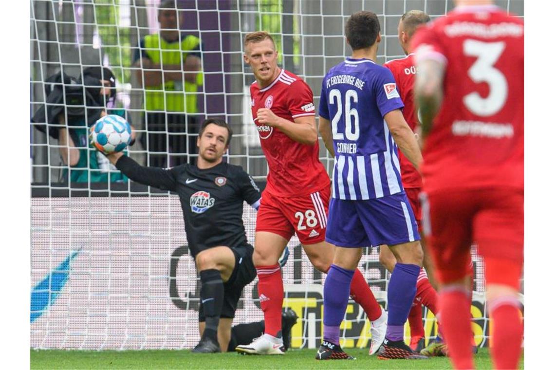 Fortuna-Torjäger Rouwen Hennings (2.v.l.) brachte Düsseldorf in Aue auf die Siegerstraße. Foto: Robert Michael/dpa-Zentralbild/dpa