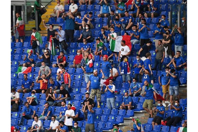 Forza Italia! Italienische Tifosi feiern im Olympiastadion. Foto: Matthias Balk/dpa