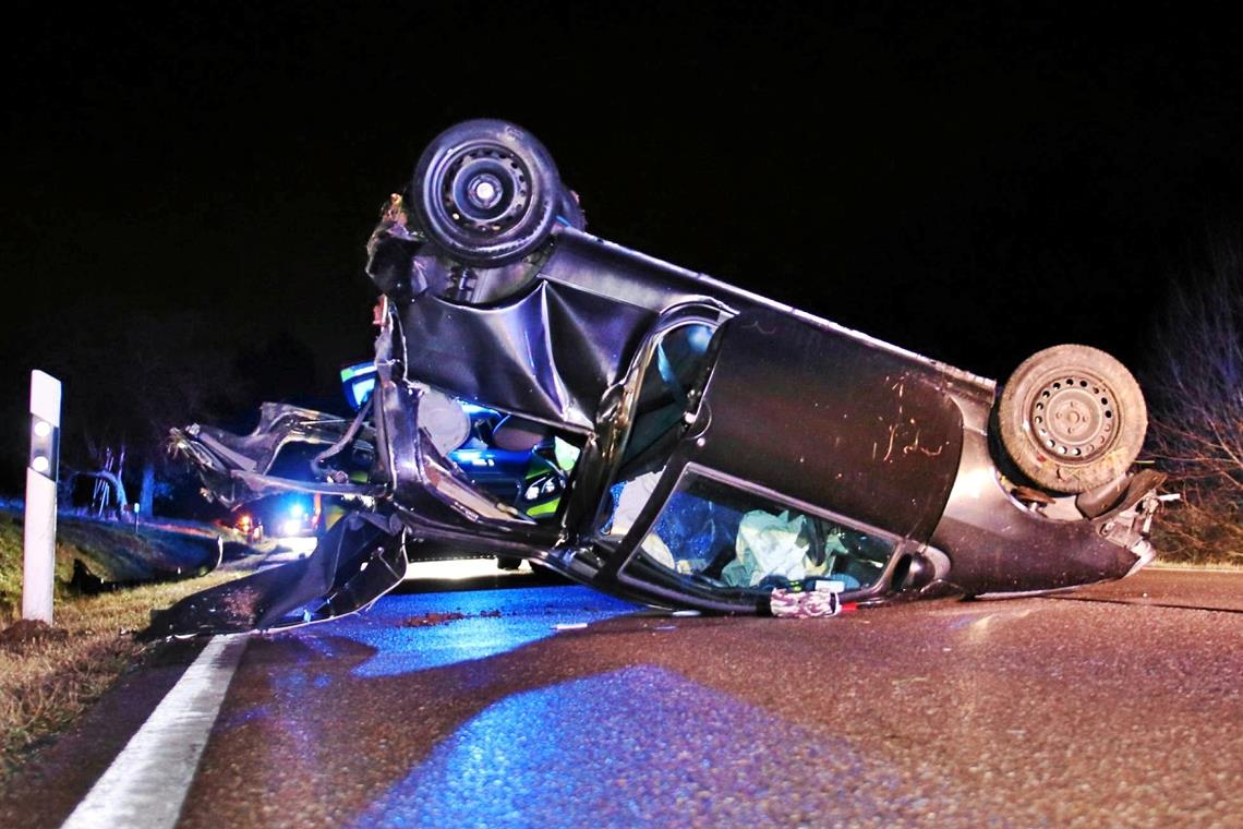 Auto überschlagen - 20-Jähriger lebensgefährlich verletzt Foto: 7aktuell.de/Kevin Lermer