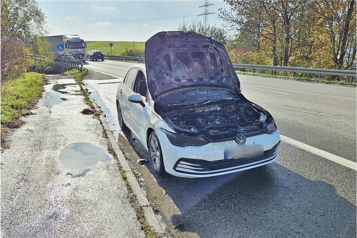 Auto fängt auf der B14 Feuer 