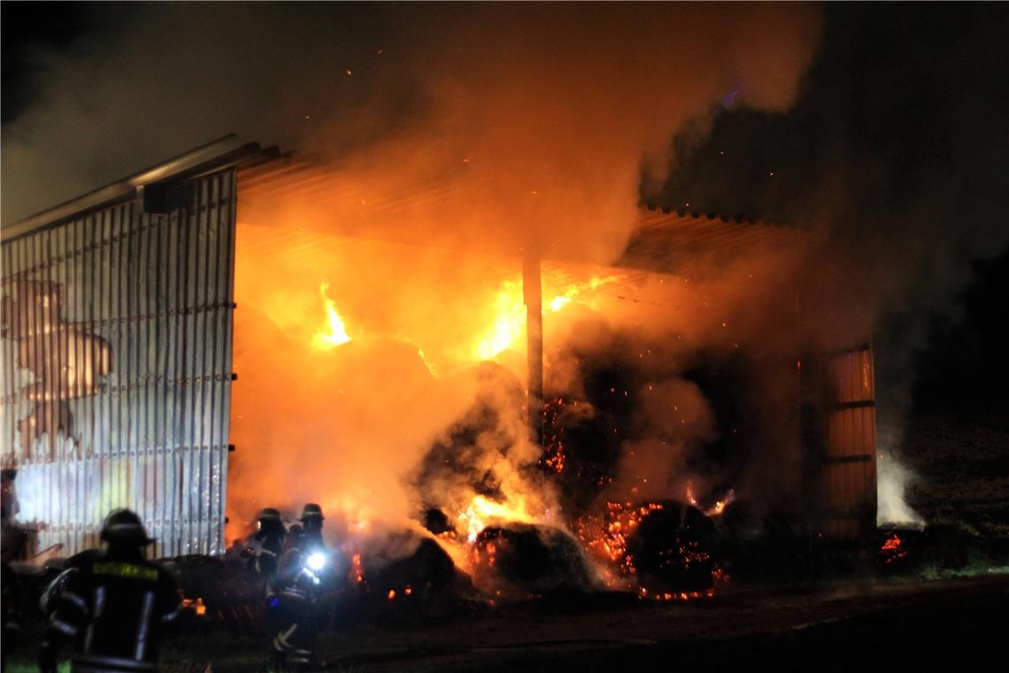 Feuerwehren im nächtlichen Einsatz Foto: 7aktuell.de/Mehmet Okatan