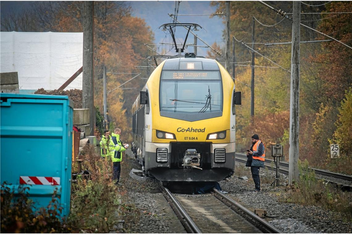 Zug fährt gegen Betonteil Foto: A. Becher