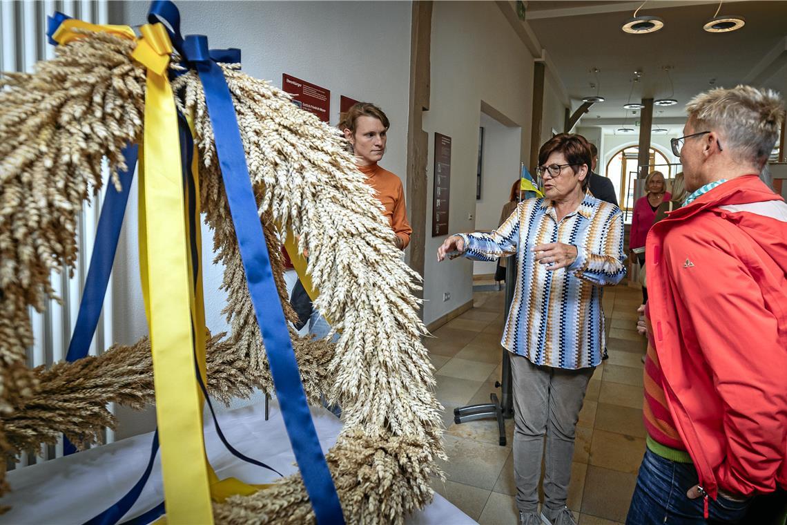Erntekrone im Backnanger Rathaus: Zeichen der Dankbarkeit und Tradition Foto: Alexander Becher