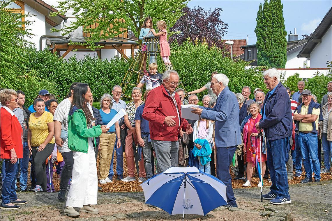 Unterschriften für Erhalt der Weissacher Spielplätze übergeben Foto: Dieter Weiß