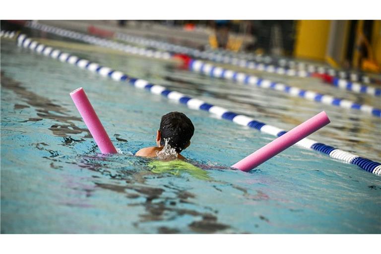 Foto: Ein Schüler nimmt an einem Schwimm-Intensivkurs teil.