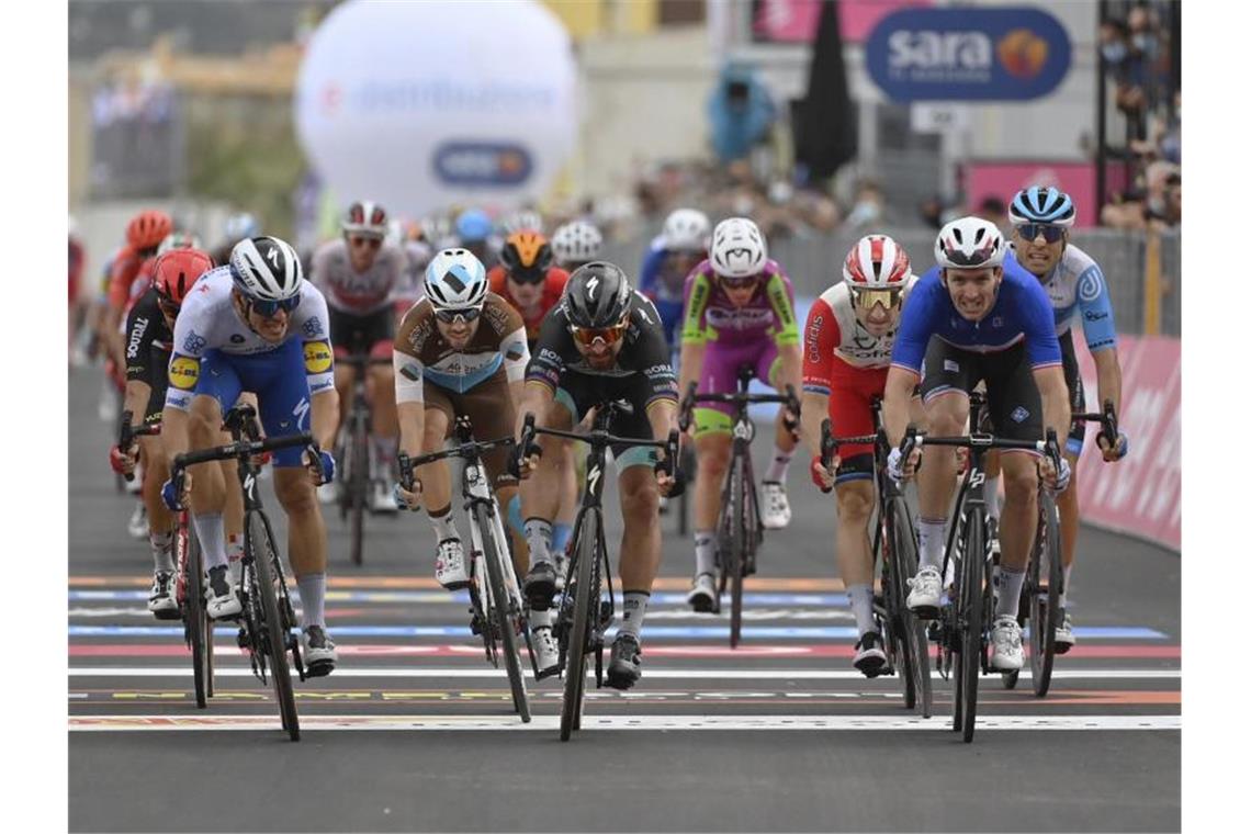 Sagan hauchdünn geschlagen - Démare gewinnt 4. Giro-Etappe Foto-Finish: Arnaud Demare (r,vorn) vom Team Groupama-FDJ überquert neben Peter Sagan (M) vom Team Bora-hansgrohe die Ziellinie. Foto: Gain Mattia D'alberto/LaPresse/AP/dpa